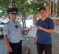 Полицейские раздали гражданам памятки с предупреждающей информацией 