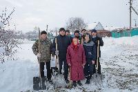 «Снежный десант» помог расчистить дворы одиноким пенсионерам