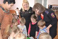 В Брюховецком районе правоохранители встретились с детьми детского сада «Кубаночка» в рамках мероприятия «Пешеходный переход»