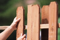 Как поступить, если сосед поставил свой забор на вашем земельном участке?