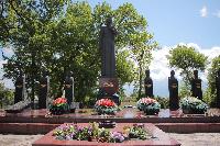 В честь Дня Победы в районном центре  возложили венки и цветы к мемориалу «Скорбящая мать»