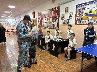 Брюховецкие кинологи-полицейские показали детям мастерство и выучку служебных собак