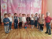 Юные брюховчане поздравили мам с предстоящим Днем матери