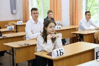 Выпускники сдают ЕГЭ по русскому языку